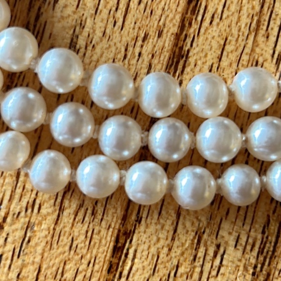 Triple strand faux pearl necklace - Picture 4 of 11